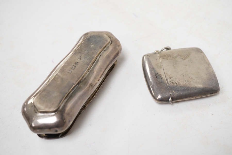 A George V silver vesta case, Birmingham, 1917 and an Edwardian small silver trinket box, Birmingham, 1902, 93mm.